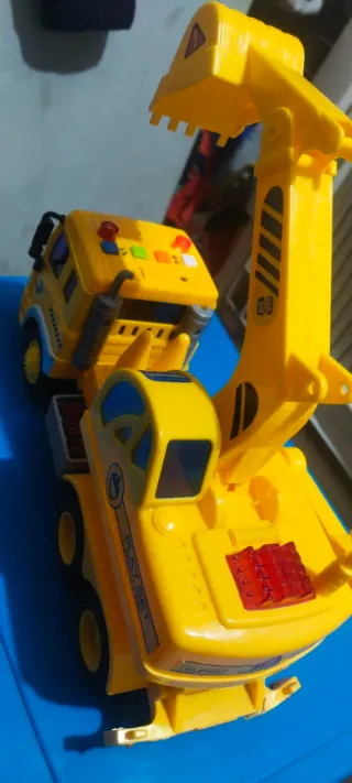 Camión grúa de juguete amarillo