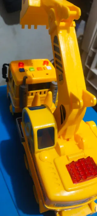 Camión grúa de juguete amarillo