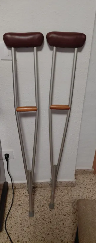Muletas axilares regulables máximo 1,26 cms