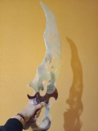 Espada decorativa con diseño tribal