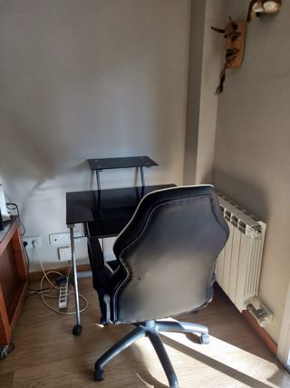 Mesa escritorio en perfecto estado + silla gamer