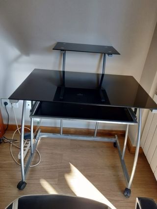 Mesa escritorio en perfecto estado + silla gamer