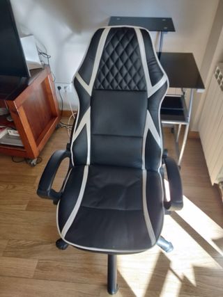 Mesa escritorio en perfecto estado + silla gamer