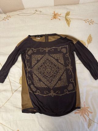 Camiseta marrón con estampado