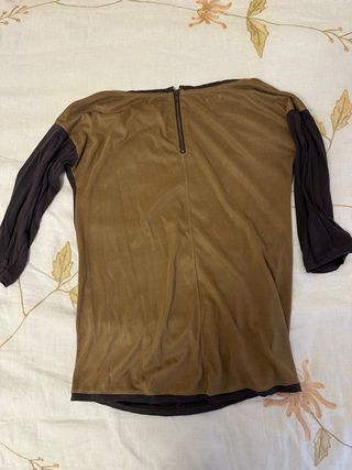 Camiseta marrón con estampado