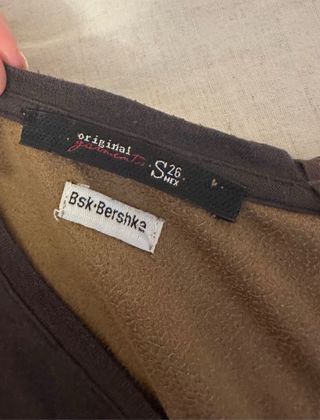 Camiseta marrón con estampado