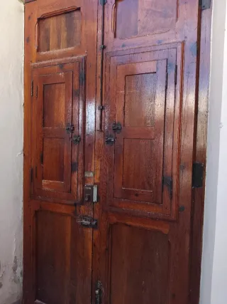 Puerta de calle madera con rejas