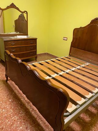 Cama antigua madera color oscuro