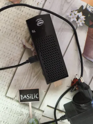 Mini PC Stick Intel Atom 4GB RAM 64GB de disco