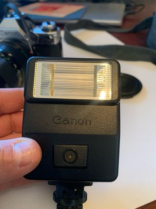 Canon AE-1 con objetivo