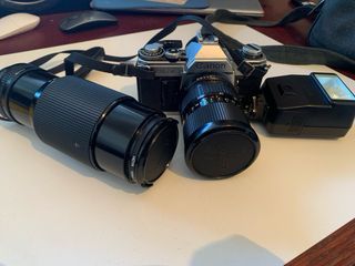 Canon AE-1 con objetivo