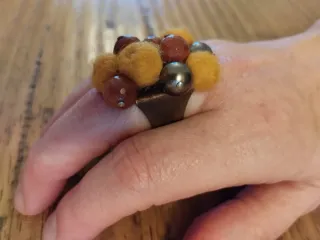 Anello con perle dorate e gialle