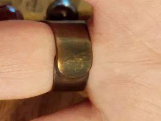 Anello con perle dorate e gialle