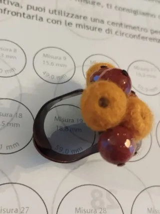 Anello con perle dorate e gialle