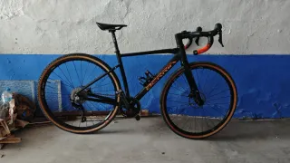 Bicicleta Gravel Negra y Naranja