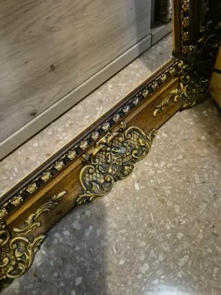 2 Marcos de madera con adornos dorados