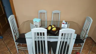 Mueble de salón con sus 2 sofales y mesas con sill