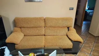 Mueble de salón con sus 2 sofales y mesas con sill