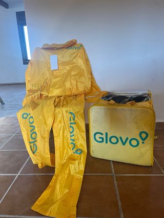 Mochila Glovo y chubasquero