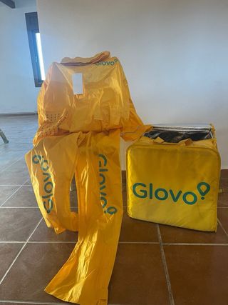 Mochila Glovo y chubasquero