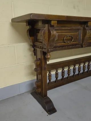 Mueble de madera con cajones