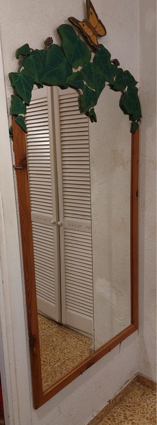 Espejo decorativo con hojas y mariposa