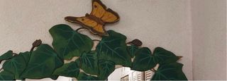 Espejo decorativo con hojas y mariposa