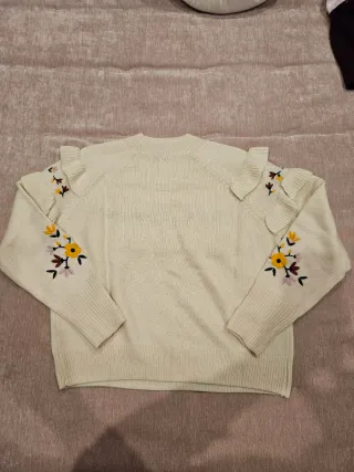 Jersey beige con volantes y bordado floral