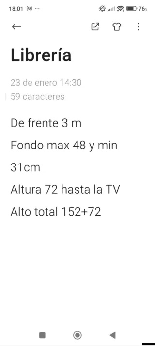 Librería madera oscura con vitrinas