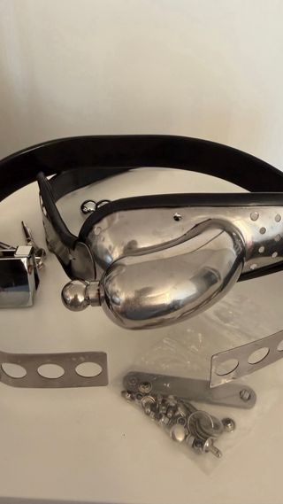 Cinturón de castidad metálico