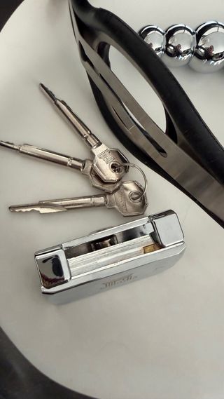 Cinturón de castidad metálico