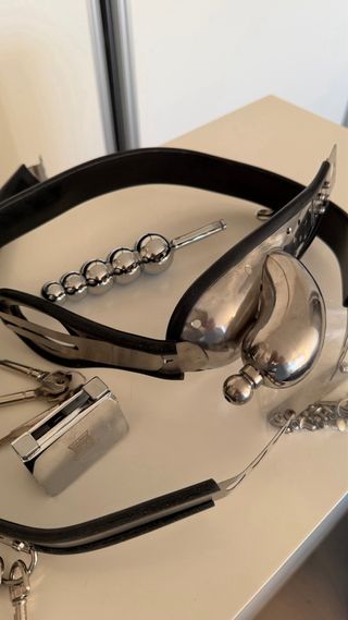 Cinturón de castidad metálico