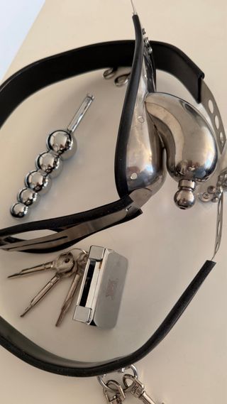 Cinturón de castidad metálico