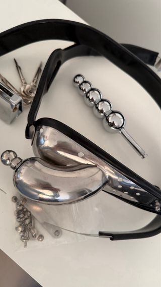 Cinturón de castidad metálico