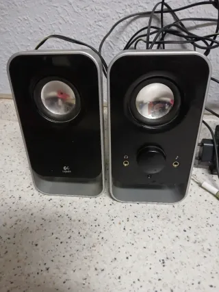 Altavoces Logitech Negros y Plateados