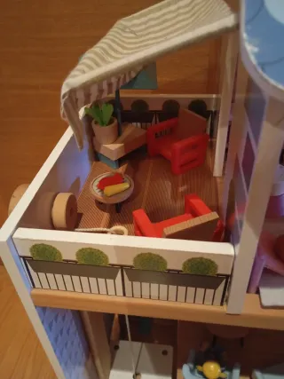 Casa de muñecas de madera