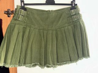 Gonna verde plissettata con fibbie