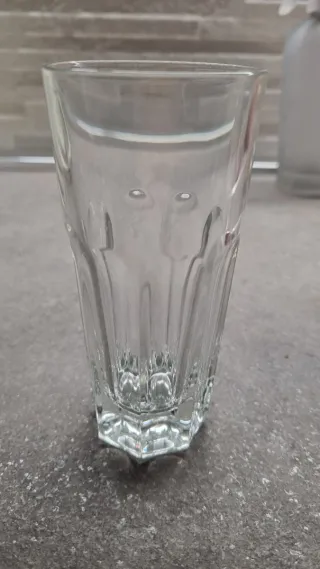 Bicchieri in vetro trasparenti