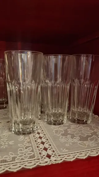 Bicchieri in vetro trasparenti