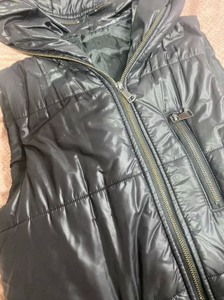 Chaleco largo tipo chubasquero negro