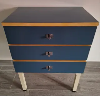 Mesita de noche azul y beige