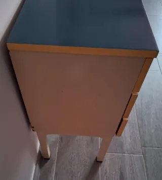 Mesita de noche azul y beige