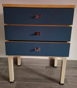 Mesita de noche azul y beige