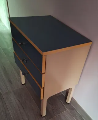 Mesita de noche azul y beige