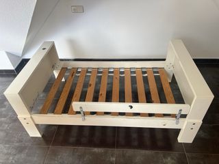 Cama infantil blanca con somier y colchón