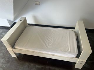Cama infantil blanca con somier y colchón