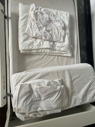 Cama infantil blanca con somier y colchón