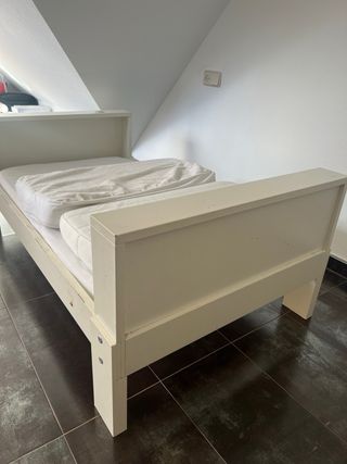 Cama infantil blanca con somier y colchón