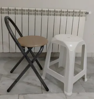 TABURETE PLEGABLE + SILLA DE PLÁSTICO DE REGALO
