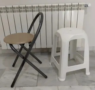 TABURETE PLEGABLE + SILLA DE PLÁSTICO DE REGALO